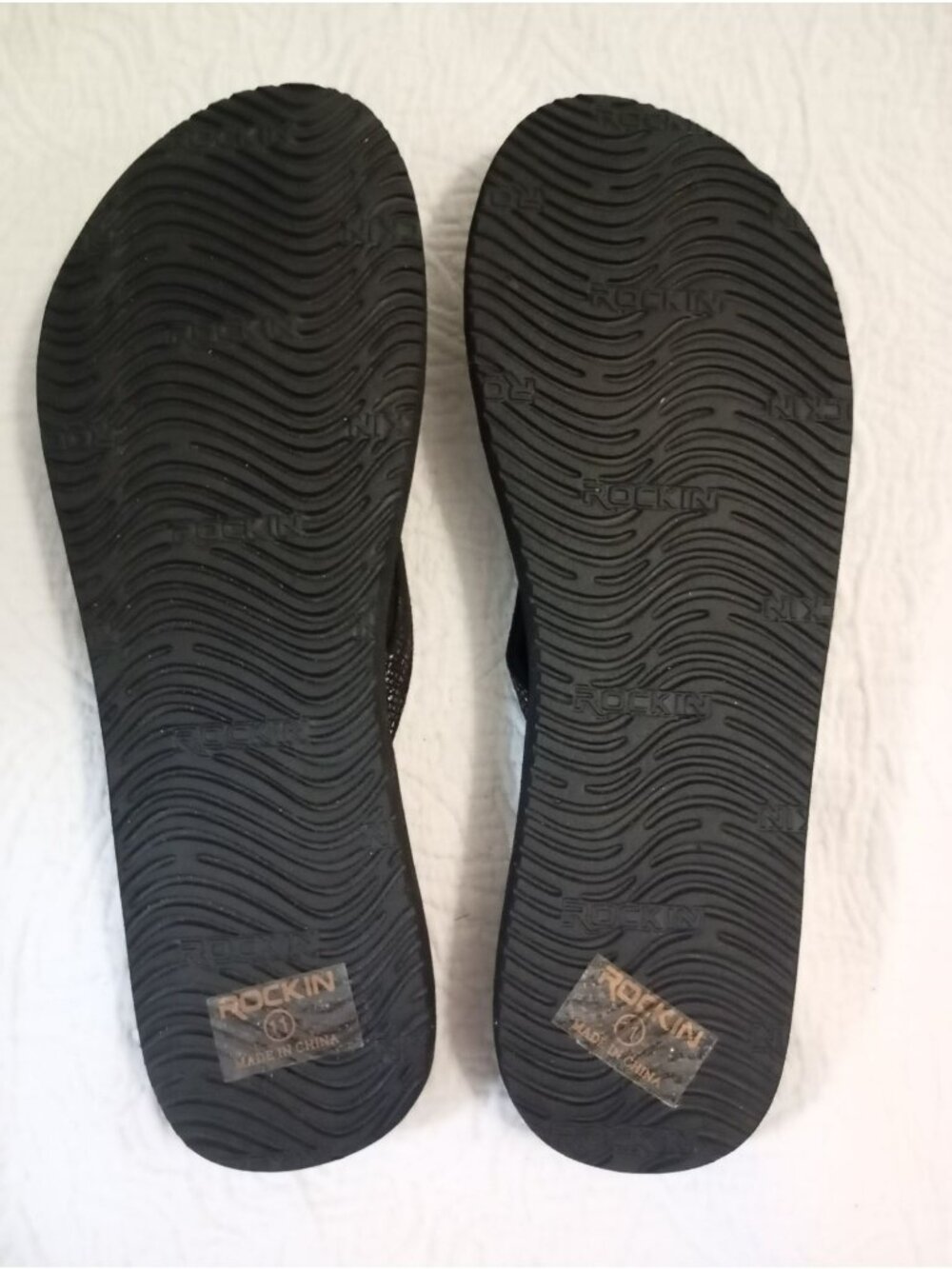 NWT Rockin Black Flip Flops Size 11 With Textured Straps & Comfortable Sole - Picture 5 of 5